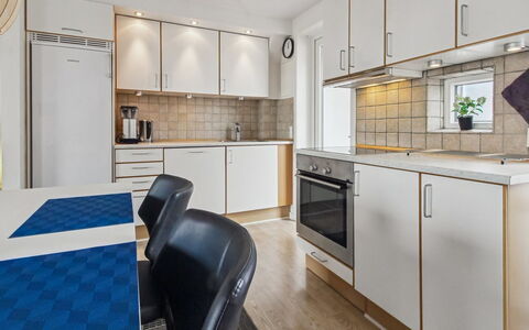 Femja - 2.3Km from the Sea: Gulvbelægning, Køkken, Køkken Apparat, Indretning, Etage, Større Bandage, Træ, Countertop, Loft, Møbel