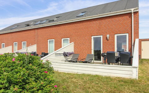 Femja - 2.3Km from the Sea: Sommerhus, Have, Sidespor, Garden Bygninger, Skygge, Gård, Backyard, Lawn, Stuehus, Landscaping