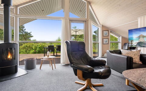 Athalia - 2.4Km from the Sea: Bygning, Hus, Vindue, Hjem, Tag, Boligområde, Busk, Sommerhus, Land Lot