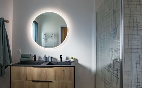 Ericaro: Spejl, Tap, Bygning, Håndvask, Cabinetry, Countertop, Sanitærarmatur, Træ, Badeværelsesskab
