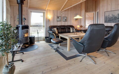 Oivi - 430M from the Sea: Møbel, Indretning, Træ, Gulvbelægning, Loft, Etage, Trægulve, Stue, Stol, Hjem