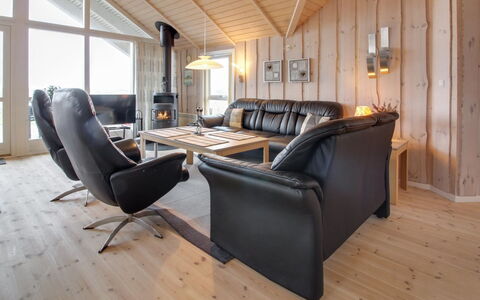Oivi - 430M from the Sea: Møbel, Indretning, Træ, Loft, Hjem, Stue, Gulvbelægning, Couch, Etage, Værelse