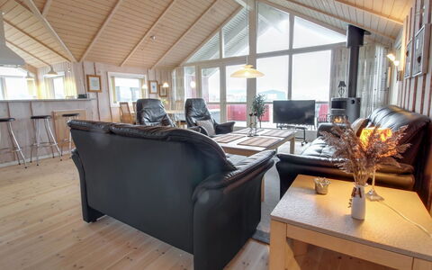 Oivi - 430M from the Sea: Træ, Loft, Møbel, Indretning, Hjem, Couch, Stue, Hus, Etage, Sommerhus