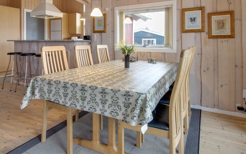 Oivi - 430M from the Sea: Træ, Gulvbelægning, Indretning, Etage, Møbel, Loft, Køkken & Spisebord, Trægulve, Værelse, Spisestue