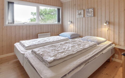 Oivi - 430M from the Sea: Soveværelse, Træ, Seng, Sengetøj, Sengetøj, Indretning, Loft, Etage, Gulvbelægning, Bed Frame