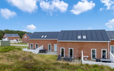 Reija - 2.3Km from the Sea: Træ, Gulvbelægning, Møbel, Håndvask, Indretning, Etage, Større Bandage, Countertop, Sanitærarmatur, Køkken