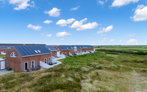 Reija - 2.3Km from the Sea: Arkitektur, Tag, Hjem, Kompositmateriale, Dagslys, Sidespor, Indkørsel