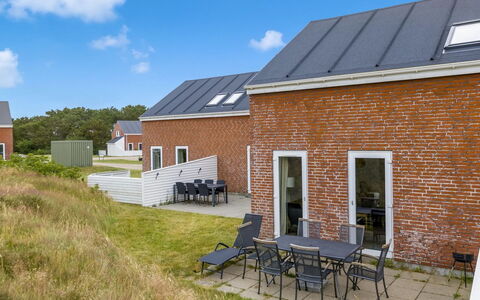 Reija - 2.3Km from the Sea: Arkitektur, Tag, Hjem, Kompositmateriale, Dagslys, Sidespor, Indkørsel