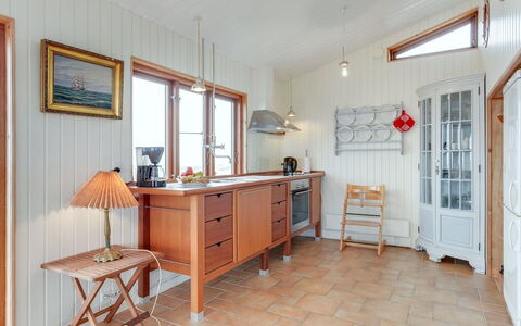 Sybilla - 700M from the Sea: Gulvbelægning, Indretning, Møbel, Træ, Etage, Cabinetry, Loft, Køkken, Countertop, Lysarmatur