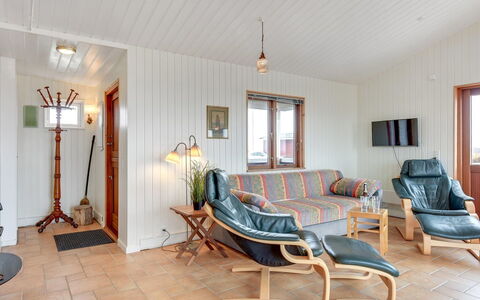 Sybilla - 700M from the Sea: Møbel, Gulvbelægning, Træ, Indretning, Etage, Loft, Trægulve, Værelse, Belysning, Stue