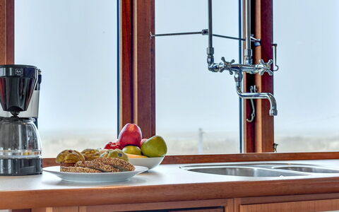 Sybilla - 700M from the Sea: Glas, Køkken, Serveware, Bejdse, Stueplante, Countertop, Klarlak, Tap, Køkken Apparat
