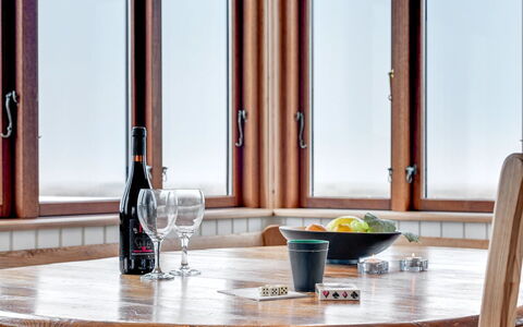 Sybilla - 700M from the Sea: Træ, Indretning, Glas, Bejdse, Klarlak, Hårdttræ, Spisestue, Serveware, Dagslys, Køkken & Spisebord