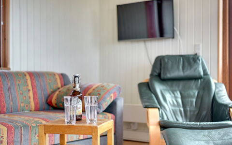 Sybilla - 700M from the Sea: Møbel, Gulvbelægning, Indretning, Etage, Træ, Værelse, Loft, Bord, Stue, Belysning