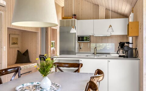 Turkka - 3.8Km from the Sea: Møbel, Indretning, Køkken, Gulvbelægning, Lysarmatur, Træ, Loft, Countertop, Værelse, Etage