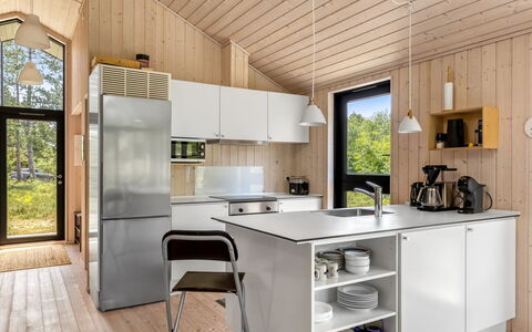 Turkka - 3.8Km from the Sea: Køkken, Køkken Apparat, Træ, Countertop, Indretning, Gulvbelægning, Møbel, Etage, Loft, Køkken & Spisebord