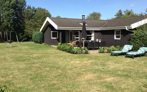 Sena - 250M from the Sea: Træ, Hus, Sommerhus, Hjem, Tag, Landdistrikt, Sidespor, Bjælkehytte, Garden Bygninger, Hårdttræ