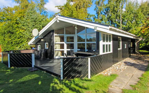 Aimi - 270M from the Sea: Svømmepøl, Udendørs Møbler, Møbel, Udvej, Flise, Eco Hotel, Skygge, Stol, Fritid, Estate