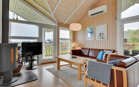 Deline - 250M from the Sea: Indretning, Træ, Gulvbelægning, Loft, Møbel, Etage, Couch, Stue, Hjem, Trægulve