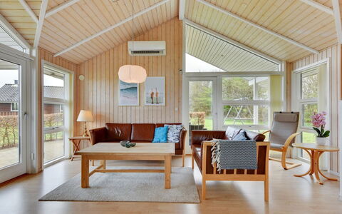 Deline - 250M from the Sea: Træ, Indretning, Gulvbelægning, Loft, Etage, Hjem, Møbel, Stue, Couch, Dør