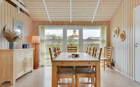 Deline - 250M from the Sea: Møbel, Gulvbelægning, Indretning, Træ, Loft, Etage, Bord, Trægulve, Køkken & Spisebord, Spisestue