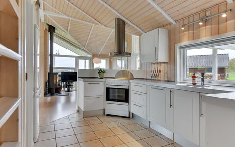 Deline - 250M from the Sea: Gulvbelægning, Køkken, Træ, Loft, Indretning, Etage, Countertop, Cabinetry, Husholdningsapparat, Køkken Apparat