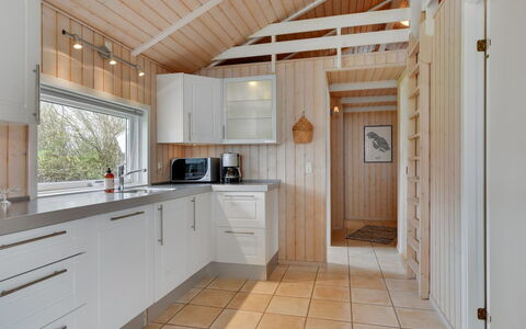 Deline - 250M from the Sea: Gulvbelægning, Træ, Køkken, Loft, Indretning, Etage, Countertop, Køkken Apparat, Cabinetry, Sanitærarmatur