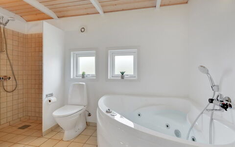 Deline - 250M from the Sea: Sanitærarmatur, Badeværelse, Badekar, Gulvbelægning, Indretning, Etage, Loft, Vvs, Tap, Hjem