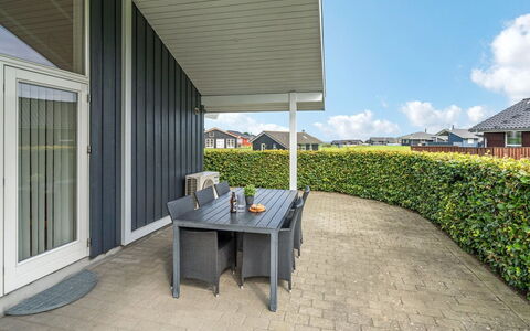 Deline - 250M from the Sea: Hjem, Skygge, Sidespor, Lawn, Gård, Estate, Veranda, Landscaping, Gårdsplads, Dagslys
