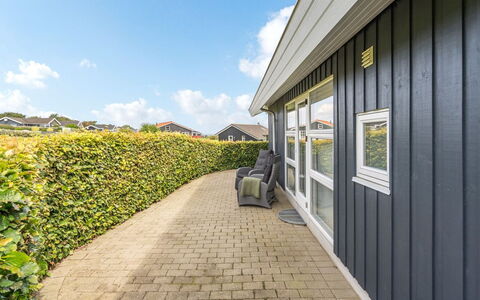 Deline - 250M from the Sea: Hjem, Bunddække, Landscaping, Sidespor, Have, Estate, Hæk, Gård, Lawn, Skygge