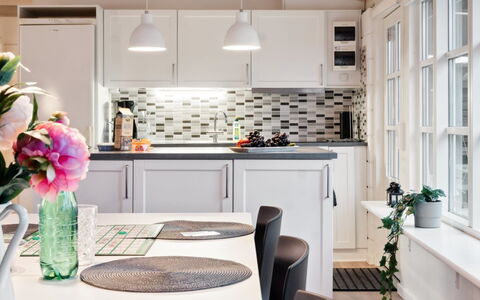 Mahalia - 300M from the Sea: Møbel, Køkken, Indretning, Countertop, Køkken Apparat, Gulvbelægning, Cabinetry, Lysarmatur, Loft, Større Bandage