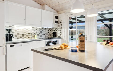 Mahalia - 300M from the Sea: Køkken, Countertop, Indretning, Gulvbelægning, Loft, Træ, Lysarmatur, Møbel, Cabinetry, Køkken Apparat