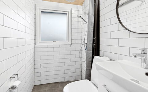 Mahalia - 300M from the Sea: Sanitærarmatur, Badeværelse, Toiletbræt, Toilet, Gulvbelægning, Etage, Vvs, Flise, Håndvask, Tap