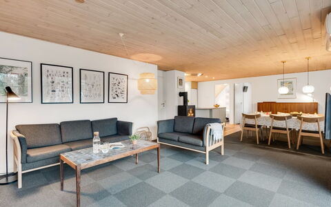 Iliana - 1Km from the Sea: Møbel, Indretning, Gulvbelægning, Etage, Træ, Loft, Couch, Lysarmatur, Stue, Bord