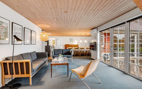 Iliana - 1Km from the Sea: Møbel, Indretning, Gulvbelægning, Loft, Træ, Etage, Stol, Bord, Stue, Lysarmatur