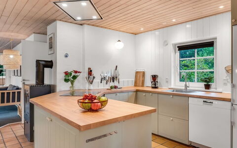 Iliana - 1Km from the Sea: Køkken, Gulvbelægning, Countertop, Indretning, Køkken Apparat, Træ, Møbel, Loft, Lysarmatur, Cabinetry