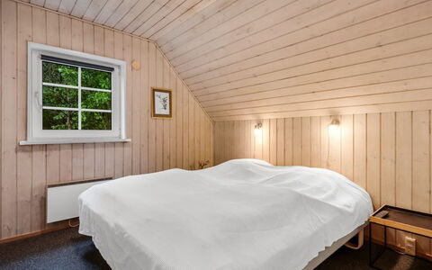 Iliana - 1Km from the Sea: Træ, Soveværelse, Loft, Etage, Gulvbelægning, Seng, Indretning, Hjem, Hårdttræ, Sengetøj