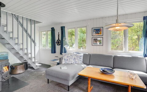 Ilsebeth - 1Km from the Sea: Gulvbelægning, Træ, Indretning, Møbel, Loft, Etage, Couch, Stue, Værelse, Hjem