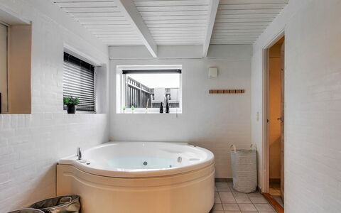 Hansina - 500M from the Sea: Sanitærarmatur, Gulvbelægning, Badeværelse, Badekar, Etage, Indretning, Loft, Vvs, Tap, Værelse