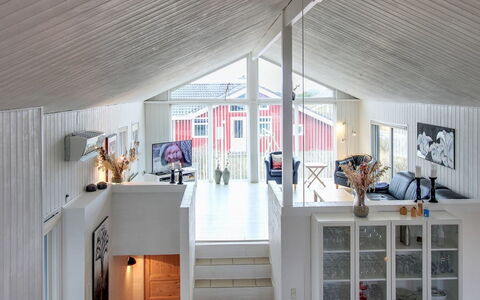 Hansina - 500M from the Sea: Loft, Hjem, Indretning, Trappe, Lysarmatur, Hårdttræ, Trægulve, Stue, Stol, Maling