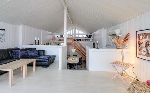 Hansina - 500M from the Sea: Gulvbelægning, Indretning, Loft, Etage, Træ, Møbel, Trægulve, Værelse, Belysning, Stue