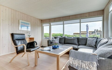 Kris - 200M from the Sea: Møbel, Indretning, Gulvbelægning, Etage, Couch, Træ, Loft, Trægulve, Stue, Værelse