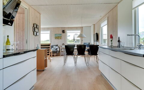 Kris - 200M from the Sea: Gulvbelægning, Træ, Trægulve, Etage, Køkken, Indretning, Countertop, Møbel, Hjem, Loft