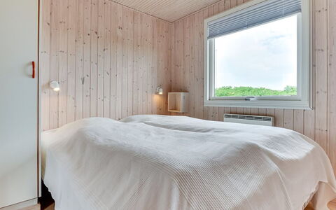 Kris - 200M from the Sea: Træ, Loft, Soveværelse, Indretning, Gulvbelægning, Etage, Sengetøj, Seng, Værelse, Sengetøj
