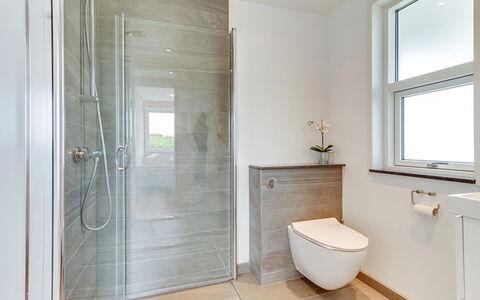 Kris - 200M from the Sea: Badeværelse, Gulvbelægning, Sanitærarmatur, Etage, Indretning, Toilet, Toiletbræt, Vvs, Hjem, Flise