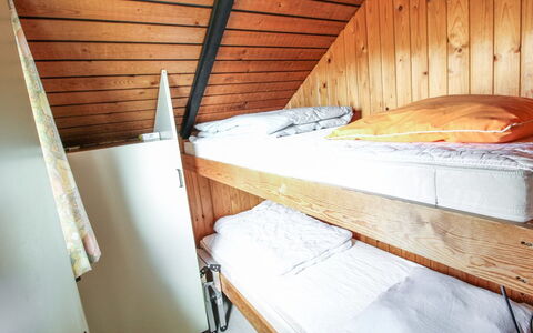 Keijo - 1.5Km from the Sea: Træ, Køjeseng, Soveværelse, Seng, Etage, Hårdttræ, Bejdse, Planke, Bed Frame, Sengetøj