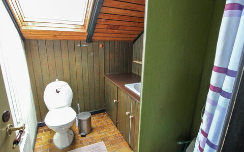 Keijo - 1.5Km from the Sea: Træ, Sanitærarmatur, Etage, Gulvbelægning, Toilet, Toiletbræt, Badeværelse, Indretning, Vvs, Badeværelsesvask