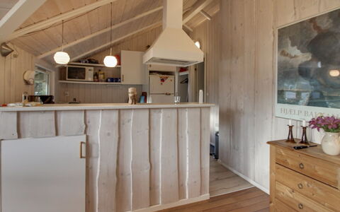 Eline - 1.5Km from the Sea: Møbel, Træ, Gulvbelægning, Indretning, Etage, Loft, Lysarmatur, Countertop, Køkken, Værelse