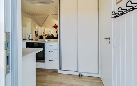 Morlin - 2Km from the Sea: Gulvbelægning, Træ, Indretning, Etage, Større Bandage, Loft, Værelse, Køkken, Trægulve, Møbel