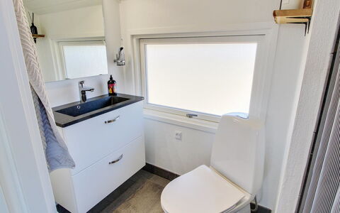 Morlin - 2Km from the Sea: Etage, Gulvbelægning, Sanitærarmatur, Vvs, Tap, Badeværelse, Loft, Håndvask, Badeværelsesvask, Toilet