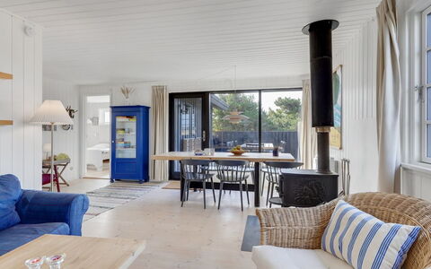 Aleksi - 500M from the Sea: Møbel, Gulvbelægning, Indretning, Etage, Træ, Stol, Loft, Bord, Værelse, Stue